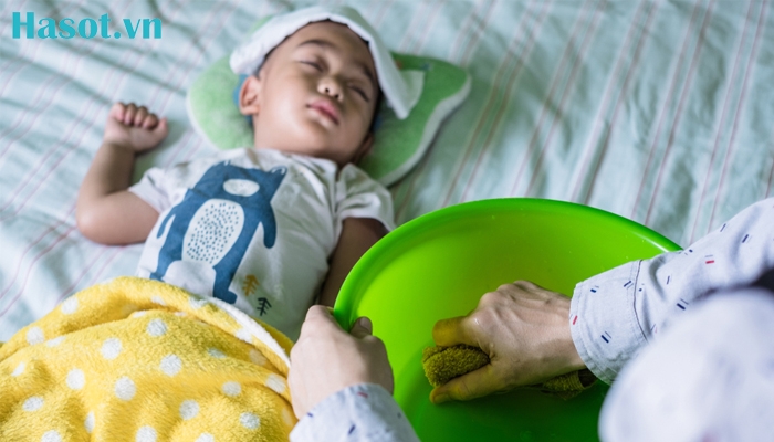 Hạ sốt cho trẻ không dùng thuốc