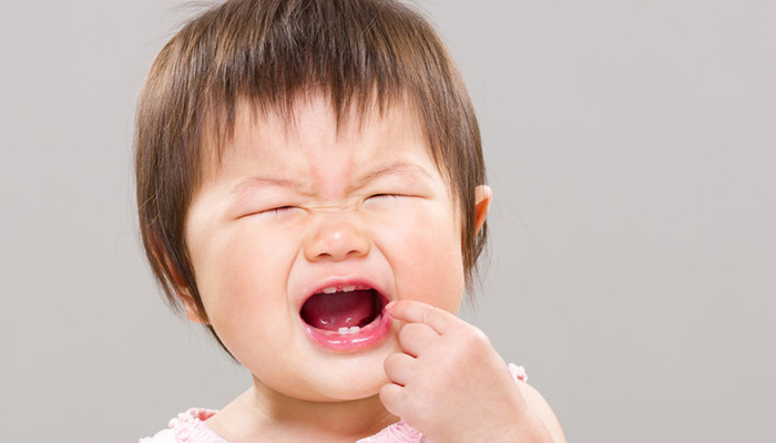 Trẻ mọc răng bị sốt và đi ngoài