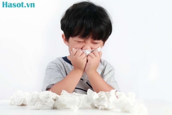 Trẻ sốt do cảm lạnh thường kèm triệu chứng sổ mũi