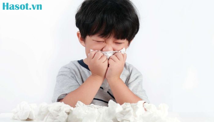 Triệu chứng chảy nước mũi và nghẹt mũi xuất hiện trong 1 - 2 ngày đầu của bệnh